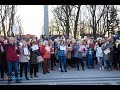 "Światełko poparcia dla nauczycieli" na Rynku Z. Augusta w Augustowie
